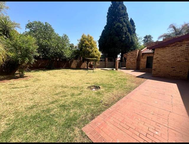 4 BEDROOM HOUSE FOR SALE IN SONNEVELD